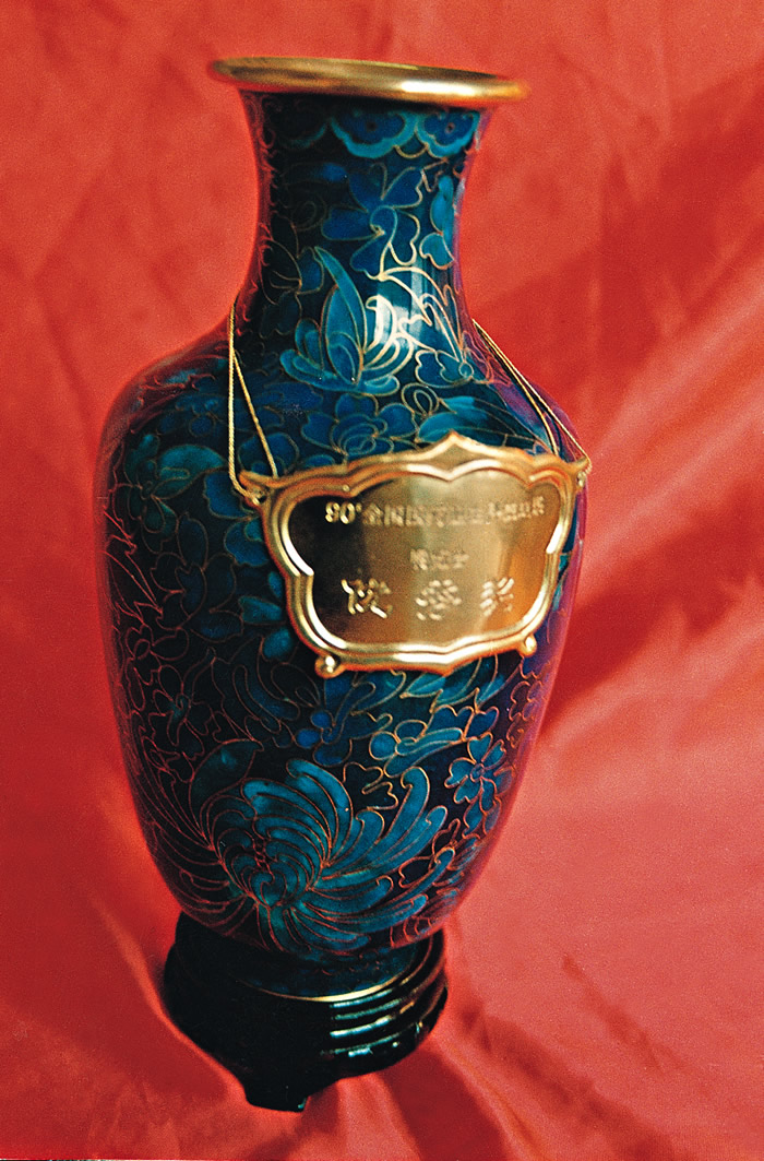 1990年全国医药卫生科技成果展览会优秀奖奖杯.jpg