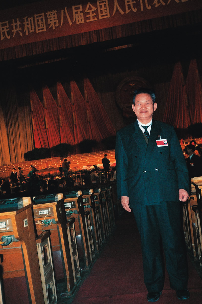 1993年谢景龙人民大会堂留念.jpg